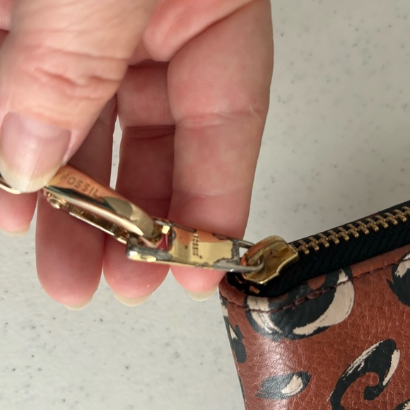 Fossil Brown Animal Print Cow Hide Leather Wallet Pockets Travel Padded Zipper - Picture 3 of 8